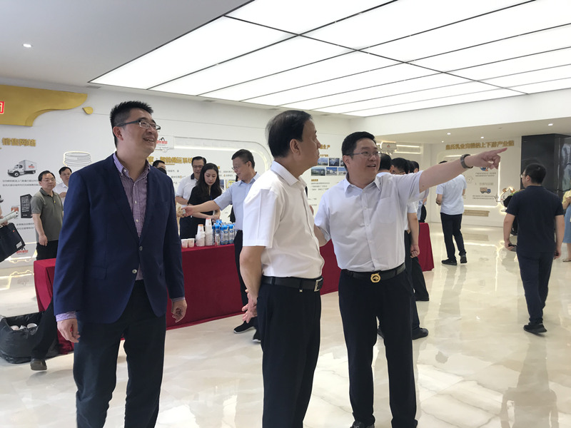 全國人大常委會副委員長、九三學(xué)社中央主席武維華蒞臨皇氏集團(tuán)參觀考察