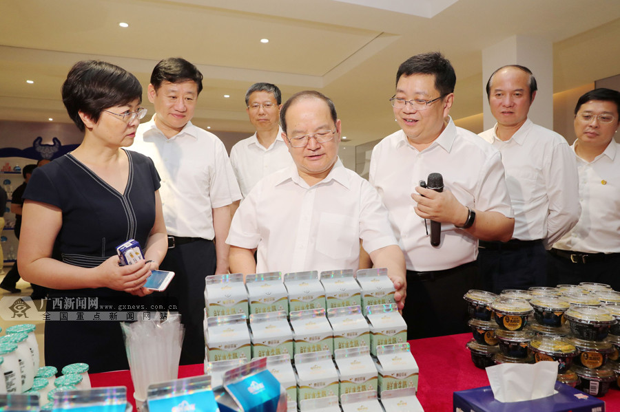 自治區(qū)黨委書記、自治區(qū)人大常委會(huì)主任鹿心社率全區(qū)年中工作會(huì)議代表蒞臨皇氏集團(tuán)觀摩考察