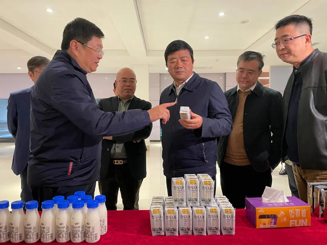 廣西壯族自治區(qū)副主席、黨組成員方春明率調(diào)研組一行蒞臨皇氏集團(tuán)開展水牛奶產(chǎn)業(yè)深入調(diào)研
