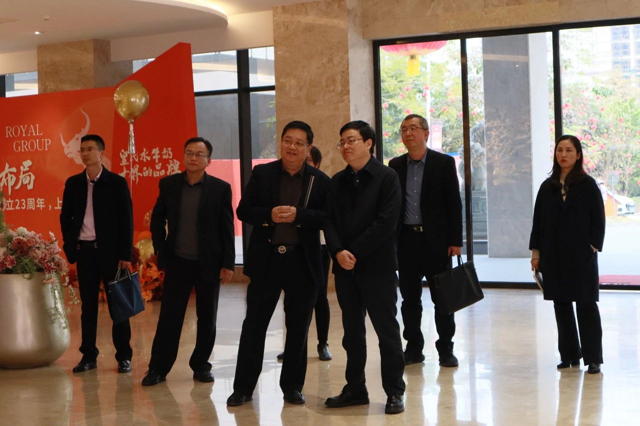 中國郵政儲蓄銀行廣西區(qū)分行黨委書記、行長曾創(chuàng)新到皇氏集團調(diào)研指導(dǎo)