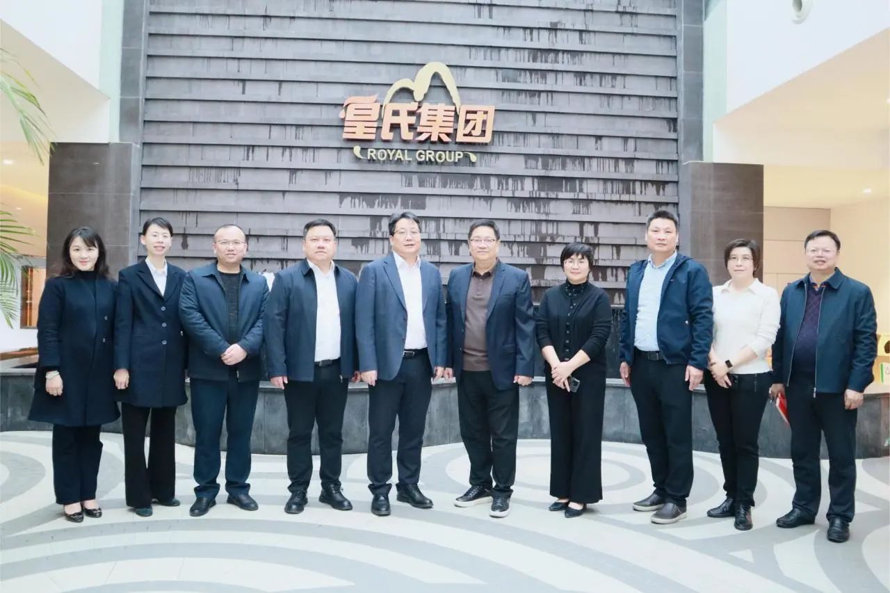中國銀行廣西區(qū)分行副行長、南寧分行行長曹耀鋒到皇氏集團(tuán)調(diào)研指導(dǎo)